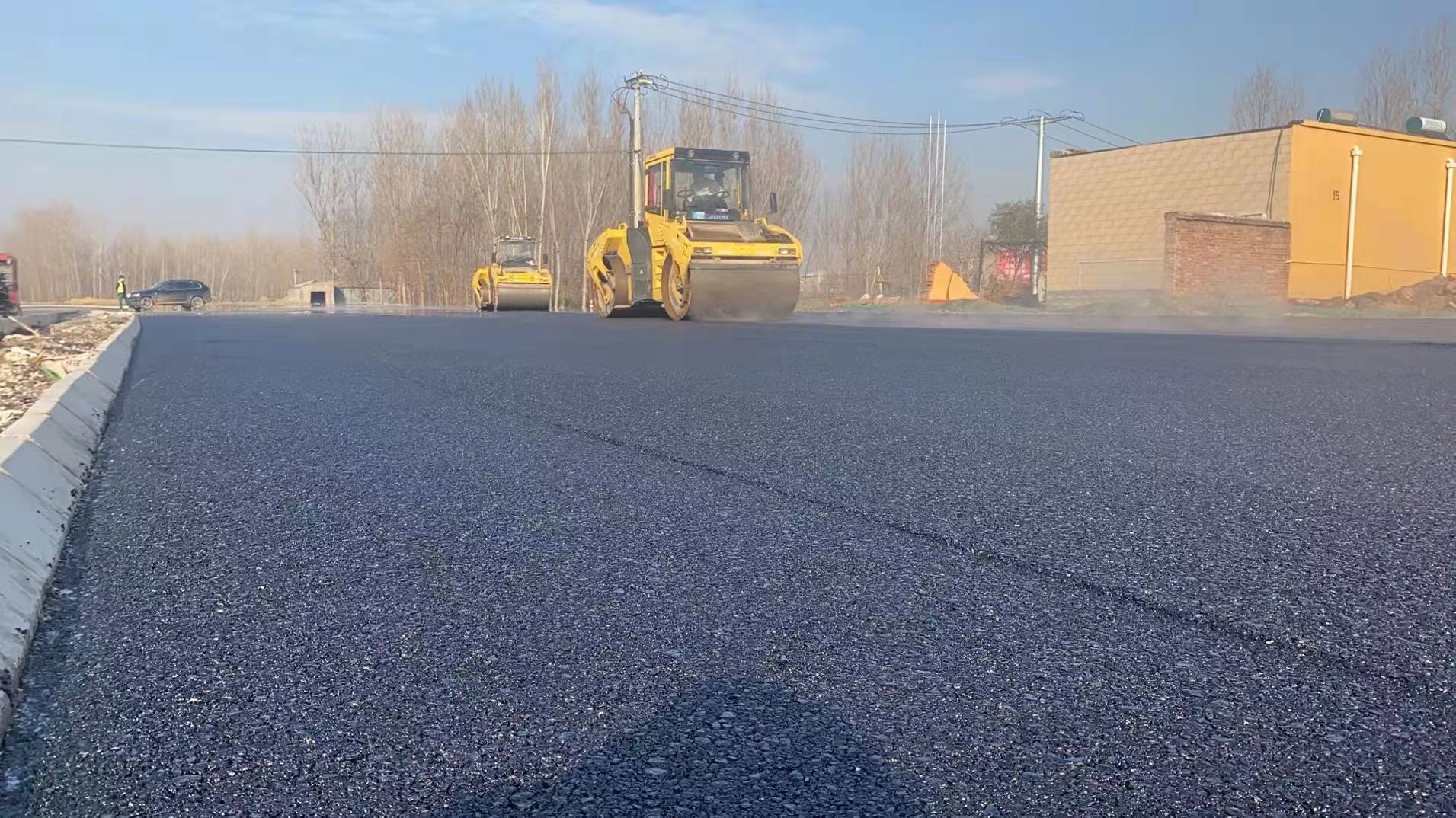 冬季給公路施工鋪設(shè)瀝青，拌合溫度是否需要做調(diào)整？北京瀝青路面施工